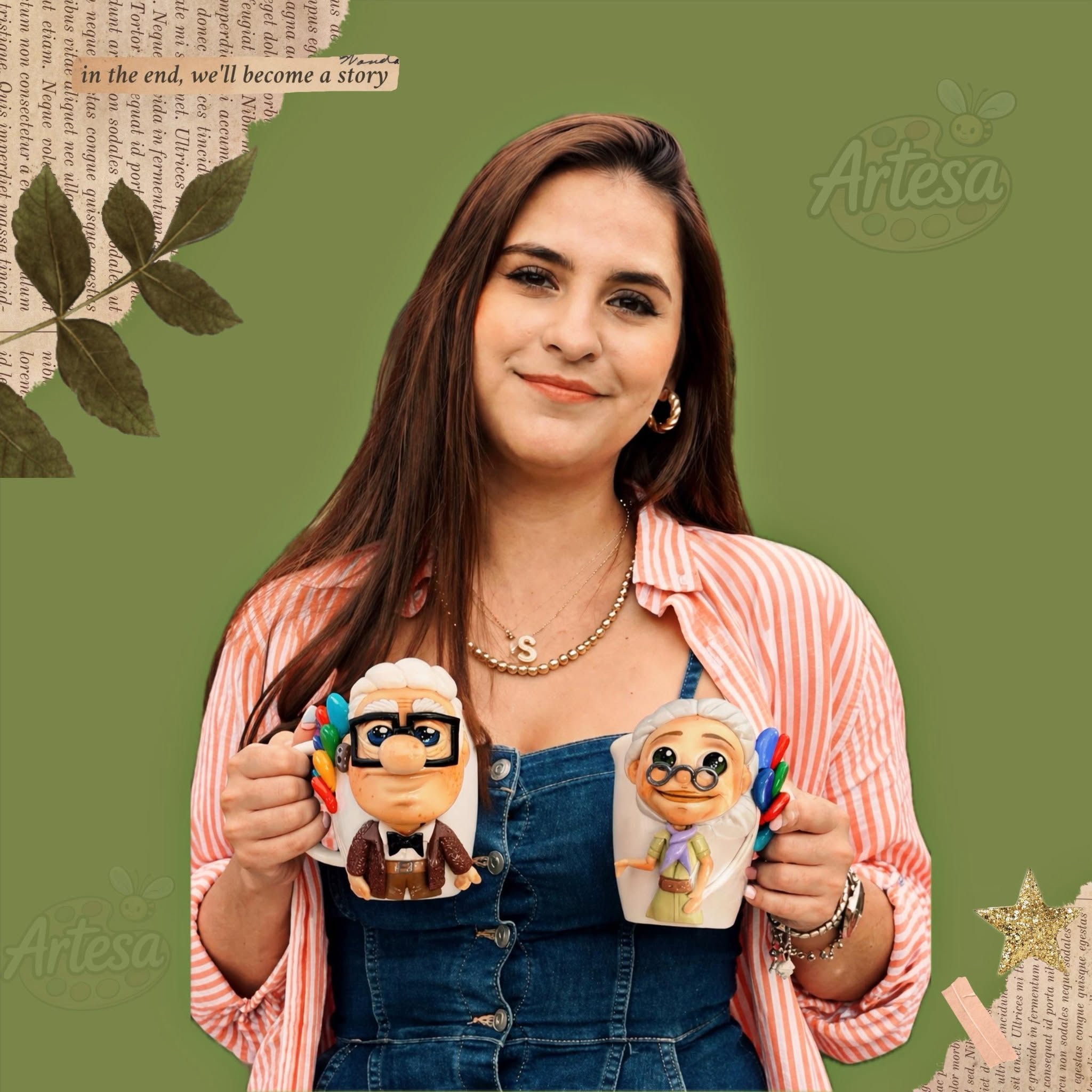 Creadora de Artesa mostrando dos piezas hechas a mano